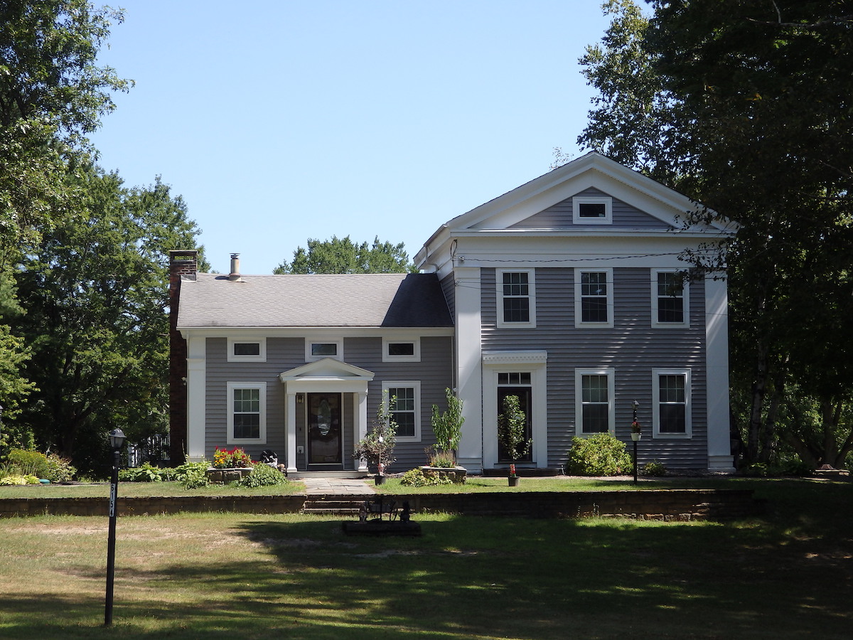 Houck
                Farmhouse